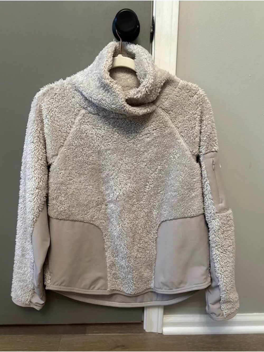 Women’s size small Nike pullover